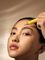 Woman that has a yellow pen on her head - Illustration 3