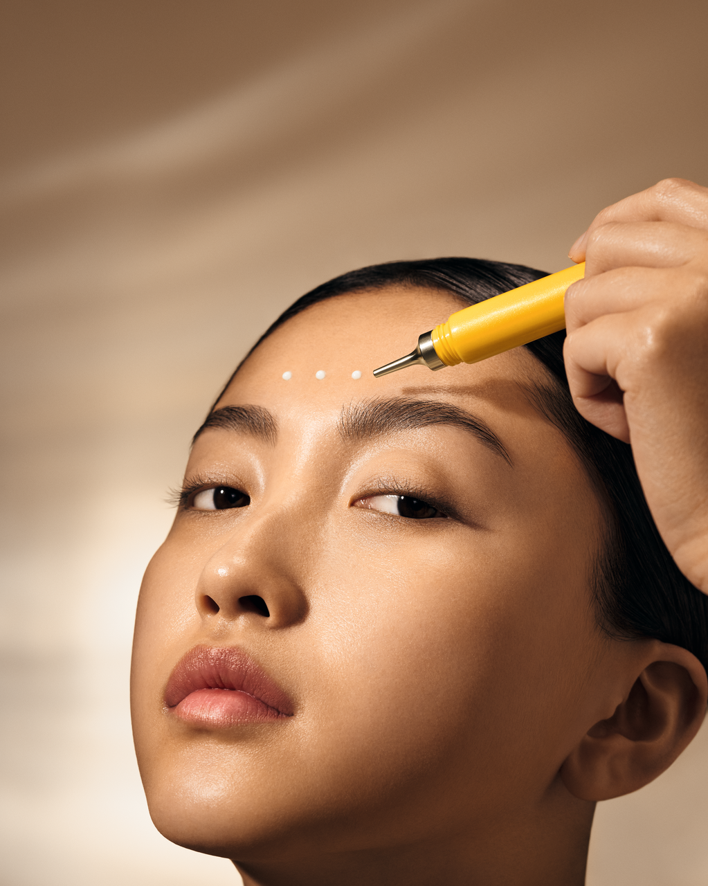 Woman that has a yellow pen on her head - Illustration 3