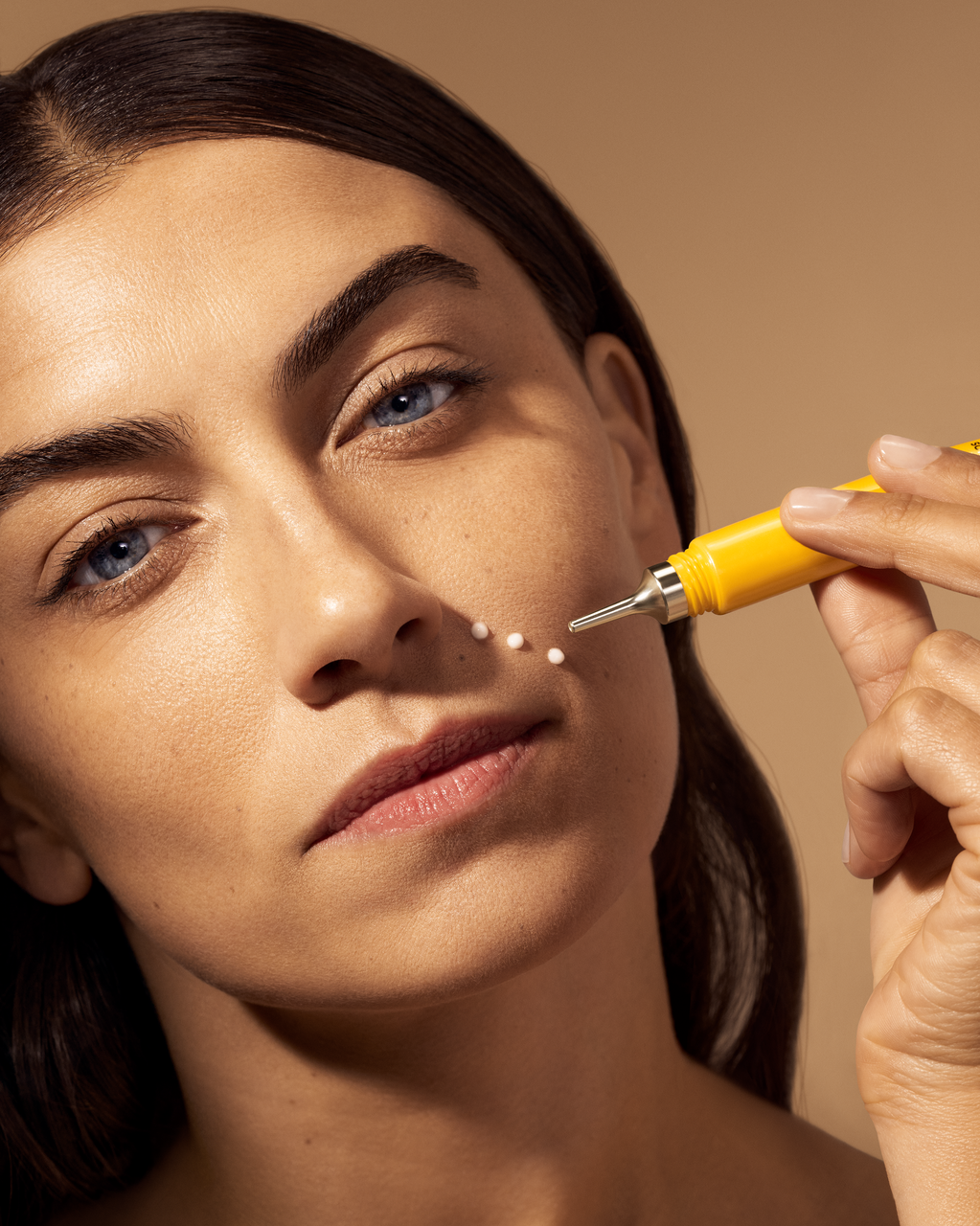 Woman that is holding a yellow toothbrush in her hand - Illustration 4