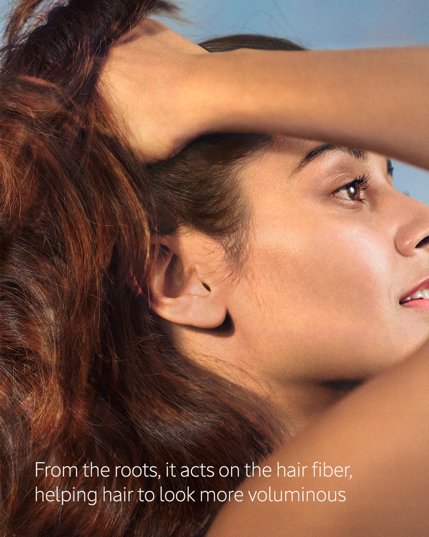 Woman that is brushing her hair with a brush - Illustration 2