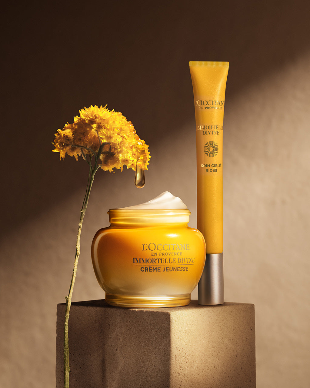 Yellow vase with a yellow flower next to a yellow cream jar - Illustration 8